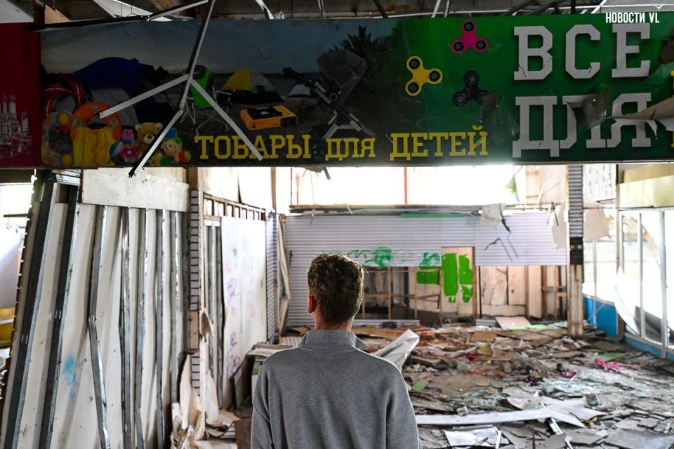Руины Спортивного рынка во Владивостоке притягивают мародёров, маргиналов и ушедших на каникулы школьников Руины Спортивного рынка во Владивостоке притягивают мародёров, маргиналов и ушедших на каникулы школьников