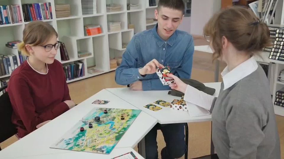 В Школе креативных индустрий Находки представили межстудийный проект «Пчелиная семья»