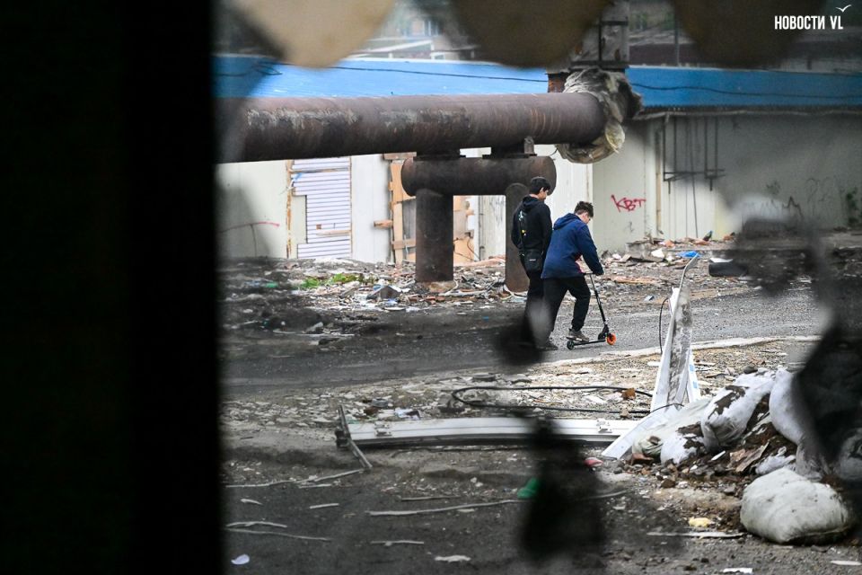 Руины Спортивного рынка во Владивостоке притягивают мародёров, маргиналов и ушедших на каникулы школьников Руины Спортивного рынка во Владивостоке притягивают мародёров, маргиналов и ушедших на каникулы школьников