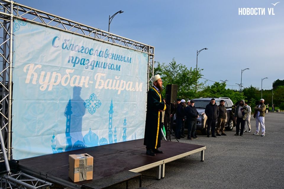 Мусульмане собрались на «Фетисов Арене» в пригороде Владивостока для празднования Курбан-байрама Мусульмане собрались на «Фетисов Арене» в пригороде Владивостока для празднования Курбан-байрама