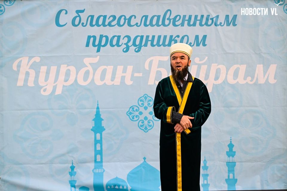 Мусульмане собрались на «Фетисов Арене» в пригороде Владивостока для празднования Курбан-байрама Мусульмане собрались на «Фетисов Арене» в пригороде Владивостока для празднования Курбан-байрама