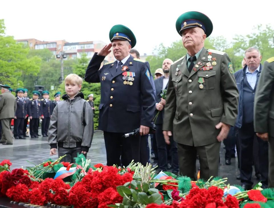День пограничника! Для нашего Приморского края, который по праву считается форпостом России на Дальнем Востоке, эта дата имеет особое значение День пограничника! Для нашего Приморского края, который по праву считается форпостом России на Дальнем Востоке, эта дата имеет особое значение