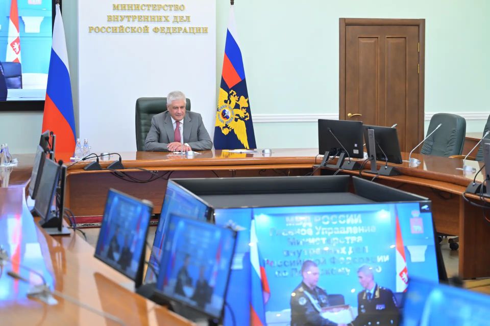 Ирина Волк: Накануне Международного дня защиты детей Министр внутренних дел Российской Федерации генерал полиции Российской Федерации Владимир Колокольцев провел торжественную церемонию награждения 17 подростков из 13... Ирина Волк: Накануне Международного дня защиты детей Министр внутренних дел Российской Федерации генерал полиции Российской Федерации Владимир Колокольцев провел торжественную церемонию награждения 17 подростков из 13...