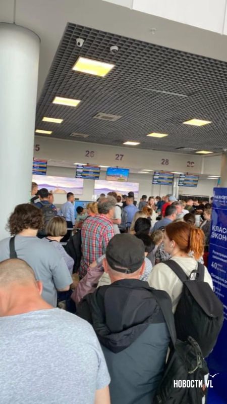 «Дополнительные меры безопасности»: в аэропорту Владивостока попросили с пониманием относиться к очередям «Дополнительные меры безопасности»: в аэропорту Владивостока попросили с пониманием относиться к очередям