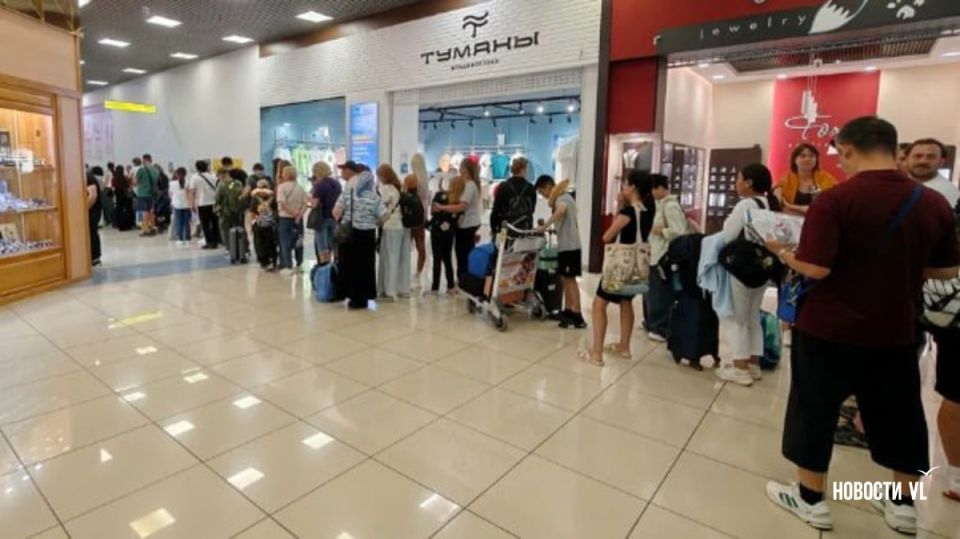 «Дополнительные меры безопасности»: в аэропорту Владивостока попросили с пониманием относиться к очередям «Дополнительные меры безопасности»: в аэропорту Владивостока попросили с пониманием относиться к очередям
