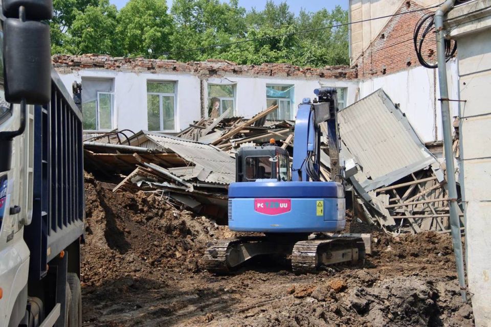 Суд приговорил к году ограничения свободы гендиректора компании-подрядчика, по вине которой в школе в Артёме обрушился спортзал