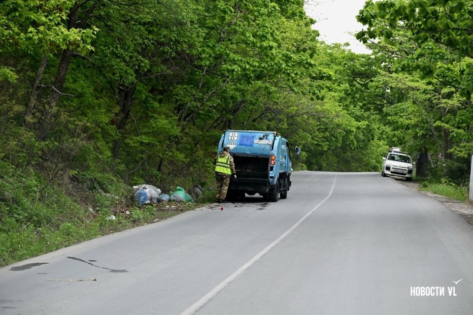 С городских кладбищ Владивостока вывозят заполнившие их после родительских дней кучи мусора