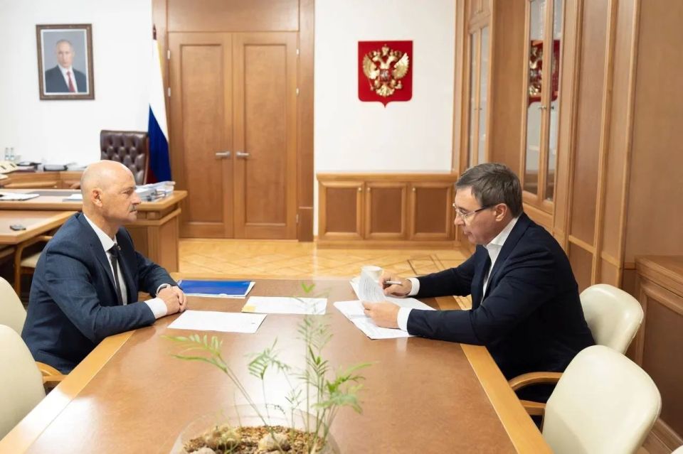 Валерий Фальков провел рабочую встречу с директором Института химии Дальневосточного отделения Российской академии наук Сергеем Гнеденковым Валерий Фальков провел рабочую встречу с директором Института химии Дальневосточного отделения Российской академии наук Сергеем Гнеденковым