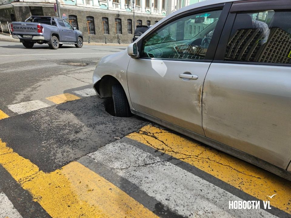 На повороте с Пологой на Алеутскую, где недавно заделали яму, под Nissan Wingroad провалился асфальт На повороте с Пологой на Алеутскую, где недавно заделали яму, под Nissan Wingroad провалился асфальт