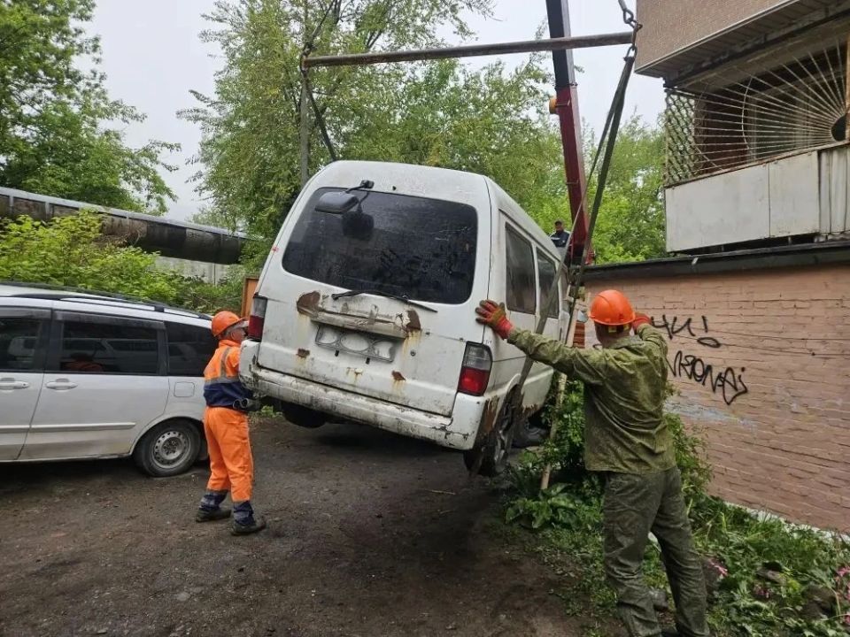 16 брошенных машин отправились на стоянку временного хранения 16 брошенных машин отправились на стоянку временного хранения
