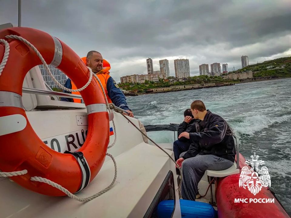 Спасатели МЧС России пришли на помощь участникам парусной регаты во Владивостоке