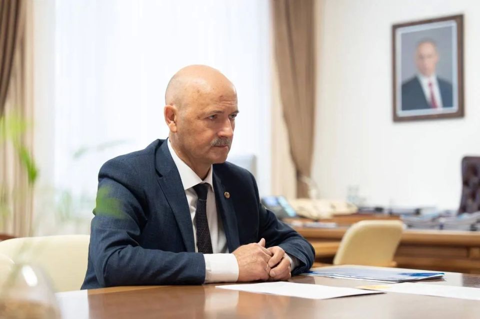 Валерий Фальков провел рабочую встречу с директором Института химии Дальневосточного отделения Российской академии наук Сергеем Гнеденковым Валерий Фальков провел рабочую встречу с директором Института химии Дальневосточного отделения Российской академии наук Сергеем Гнеденковым