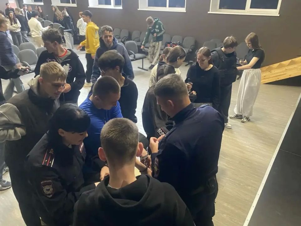 Сотрудники патрульно-постовой службы полиции Владивостока провели беседу по правовой грамотности со студентами