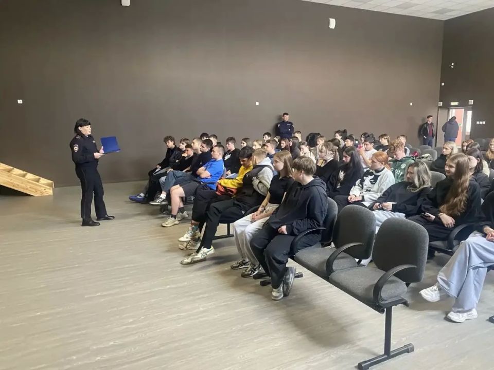 Сотрудники патрульно-постовой службы полиции Владивостока провели беседу по правовой грамотности со студентами Сотрудники патрульно-постовой службы полиции Владивостока провели беседу по правовой грамотности со студентами