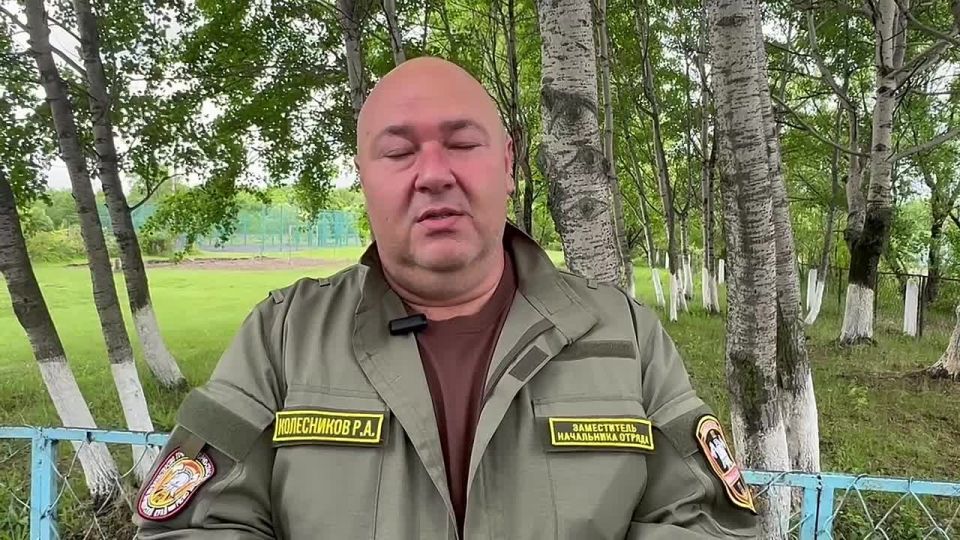 Приморские пожарные дежурят у частично обрушенного моста на подъезде к селу Сиваковка в Хорольском округе