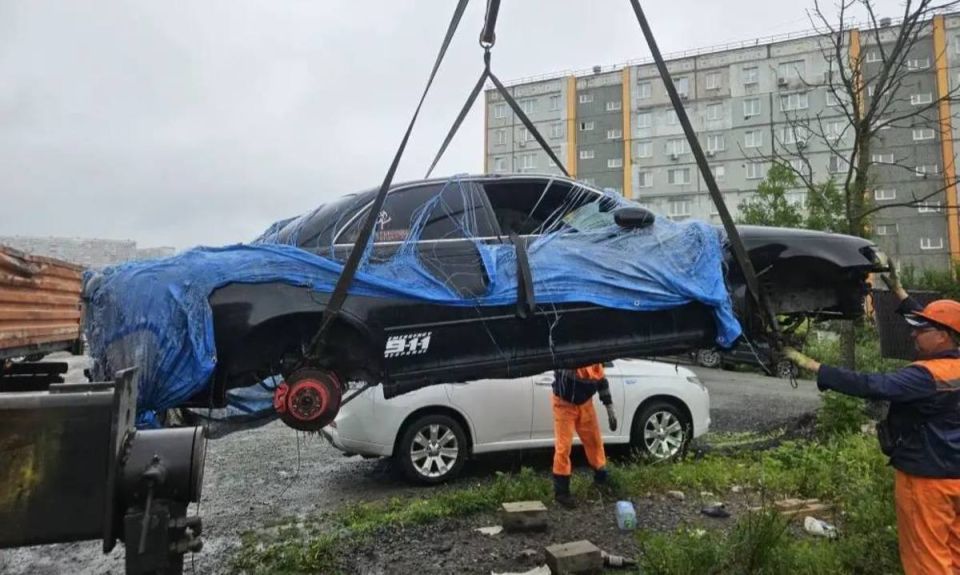 Во Владивостоке ещё 16 брошенных машин отправились на стоянку временного хранения