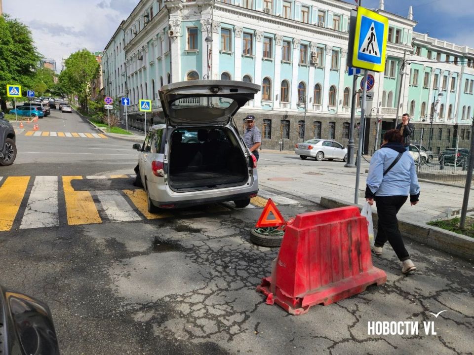 На повороте с Пологой на Алеутскую, где недавно заделали яму, под Nissan Wingroad провалился асфальт