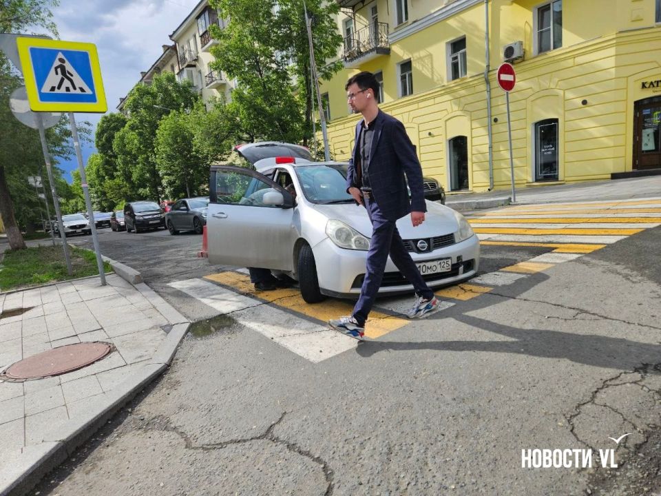 На повороте с Пологой на Алеутскую, где недавно заделали яму, под Nissan Wingroad провалился асфальт На повороте с Пологой на Алеутскую, где недавно заделали яму, под Nissan Wingroad провалился асфальт