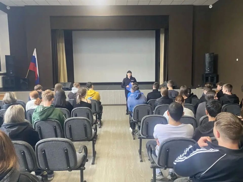 Сотрудники патрульно-постовой службы полиции Владивостока провели беседу по правовой грамотности со студентами Сотрудники патрульно-постовой службы полиции Владивостока провели беседу по правовой грамотности со студентами