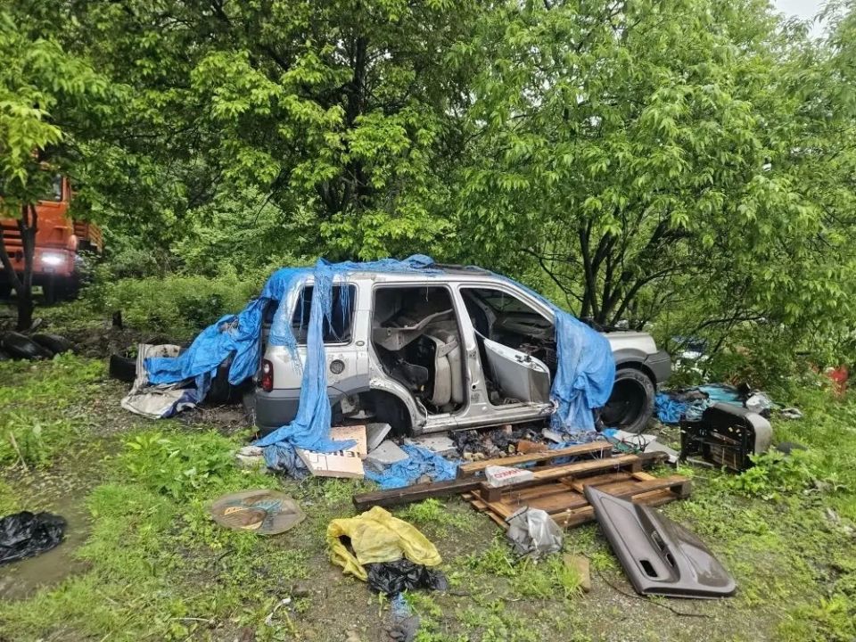 16 брошенных машин отправились на стоянку временного хранения 16 брошенных машин отправились на стоянку временного хранения
