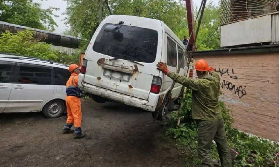 Во Владивостоке ещё 16 брошенных машин отправились на стоянку временного хранения Во Владивостоке ещё 16 брошенных машин отправились на стоянку временного хранения