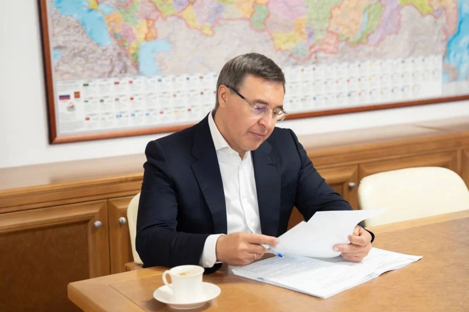 Валерий Фальков провел рабочую встречу с директором Института химии Дальневосточного отделения Российской академии наук Сергеем Гнеденковым