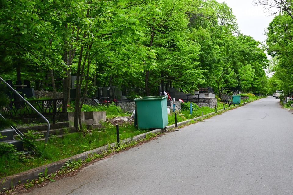 С городских кладбищ Владивостока вывозят заполнившие их после родительских дней кучи мусора С городских кладбищ Владивостока вывозят заполнившие их после родительских дней кучи мусора