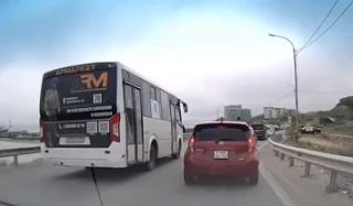 Во Владивостоке за выезд на встречную полосу Госавтоинспекция привлекла к ответственности водителя автобуса
