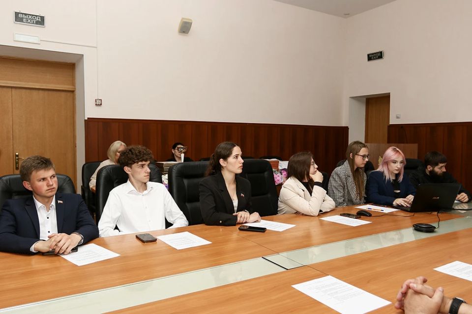 Молодые параламентарии Находки отчитались о работе Молодые параламентарии Находки отчитались о работе