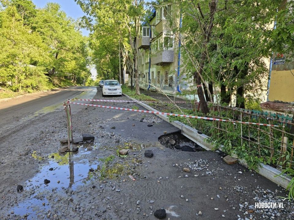 За ночь с основной проезжей части убрали большую часть гравия, чтобы он не мешал проезду