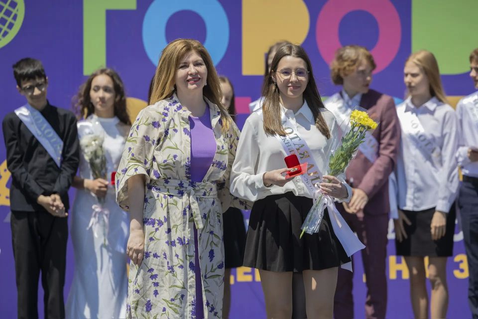 Во Владивостоке наградили лучших выпускников детских школ искусств знаком «Золотая лира» Во Владивостоке наградили лучших выпускников детских школ искусств знаком «Золотая лира»