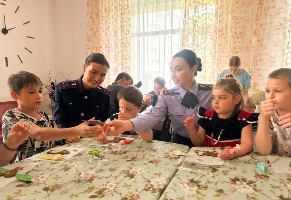 Сотрудники СКР Приморья поздравили воспитанников владивостокского Центра содействия семейному устройству детей-сирот с Днем защиты детей Сотрудники СКР Приморья поздравили воспитанников владивостокского Центра содействия семейному устройству детей-сирот с Днем защиты детей