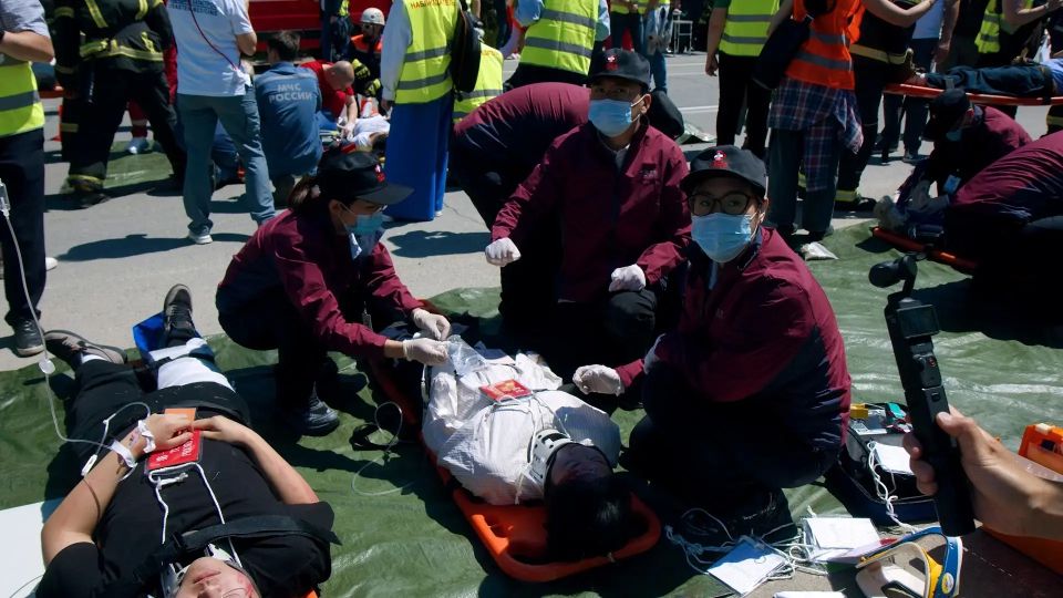 В практической части учений принимают участие специалисты Китайской сводной медицинской бригады чрезвычайного реагирования В практической части учений принимают участие специалисты Китайской сводной медицинской бригады чрезвычайного реагирования