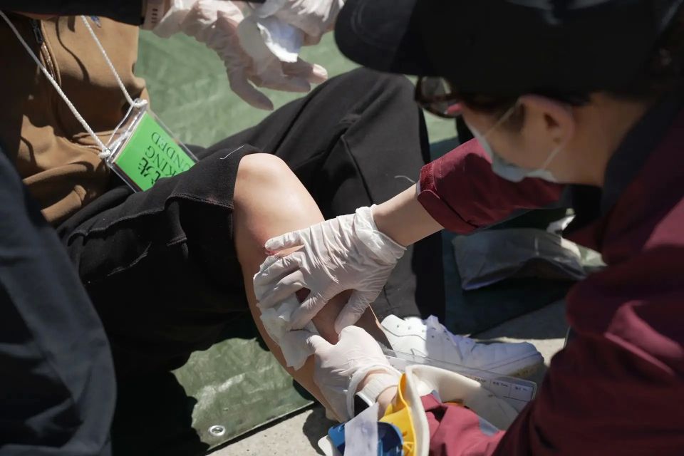 В практической части учений принимают участие специалисты Китайской сводной медицинской бригады чрезвычайного реагирования В практической части учений принимают участие специалисты Китайской сводной медицинской бригады чрезвычайного реагирования