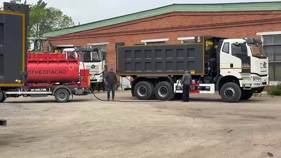 В рамках совершенствования материальной базы агентством по гидротехническим сооружениям выполнена закупка спецтехники: приобретено 9 самосвалов FAW