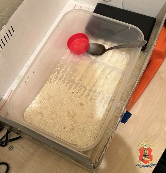 В Твери полицейские задержали наркодилера, который вместе с несовершеннолетним сыном торговал запрещёнными веществами