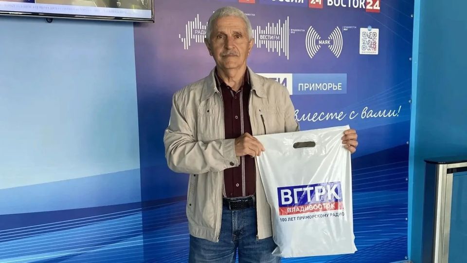 Вручили памятные призы победителю «Щедрой пятницы» на «Радио России