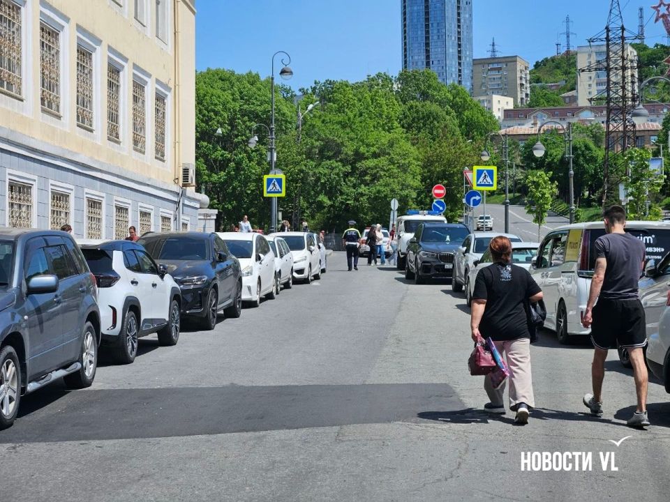 На время тушения проезд по Октябрьской перекрыли На время тушения проезд по Октябрьской перекрыли
