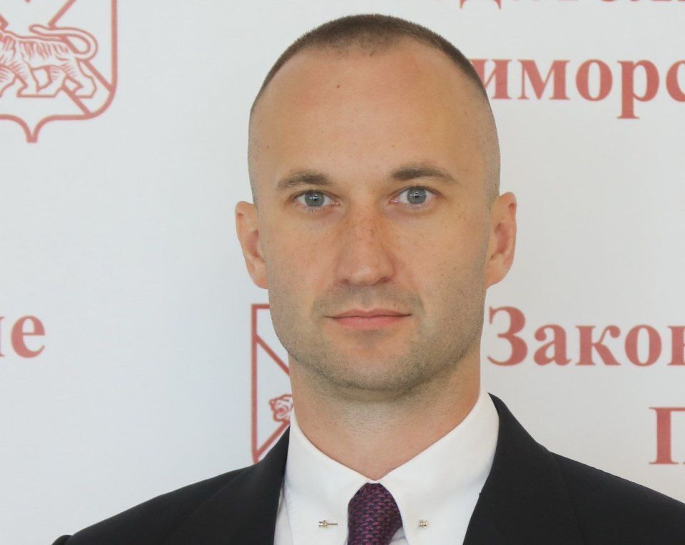 В Хабаровске по делу о контрабанде древесины заочно осудили экс-депутата Приморья Дмитрия Назарца и его отца – оба в розыске