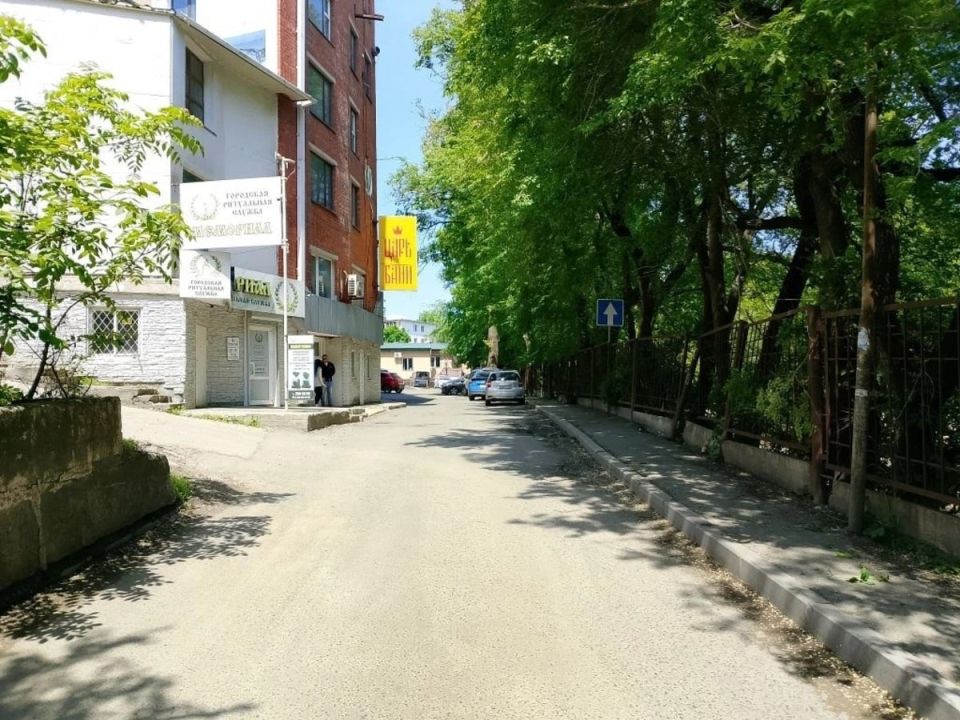 На улице Садовая возле Владивостокской клинической больницы №1 ввели одностороннее движение – некоторые водители не замечают знаки На улице Садовая возле Владивостокской клинической больницы №1 ввели одностороннее движение – некоторые водители не замечают знаки