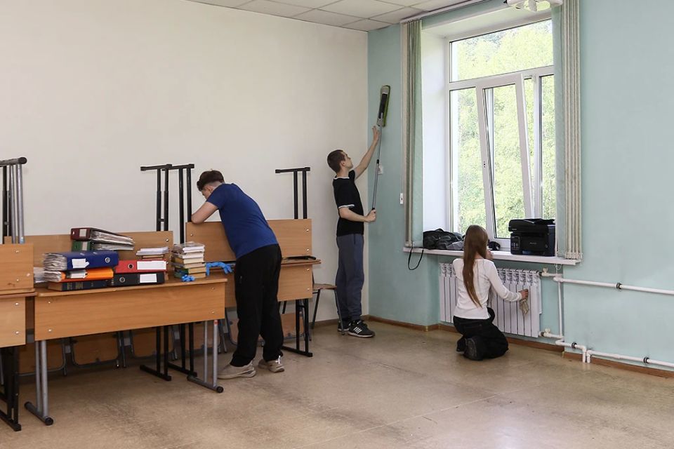 Находкинские старшеклассники летом не только отдыхают, но и трудятся Находкинские старшеклассники летом не только отдыхают, но и трудятся