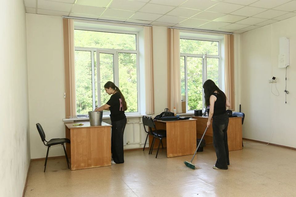 Находкинские старшеклассники летом не только отдыхают, но и трудятся Находкинские старшеклассники летом не только отдыхают, но и трудятся