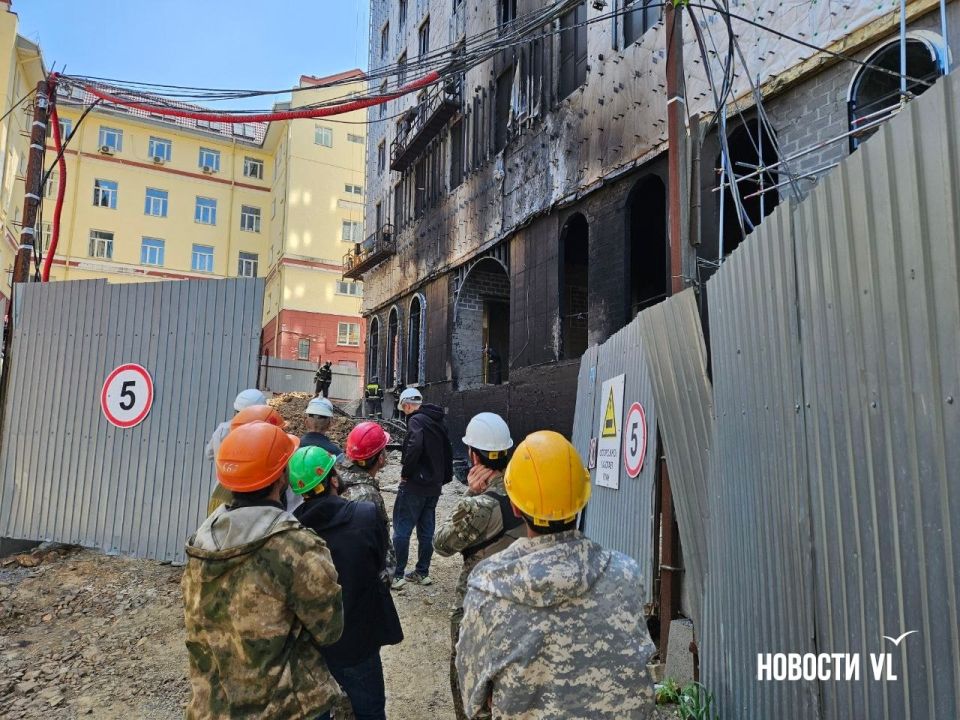 На время тушения проезд по Октябрьской перекрыли На время тушения проезд по Октябрьской перекрыли
