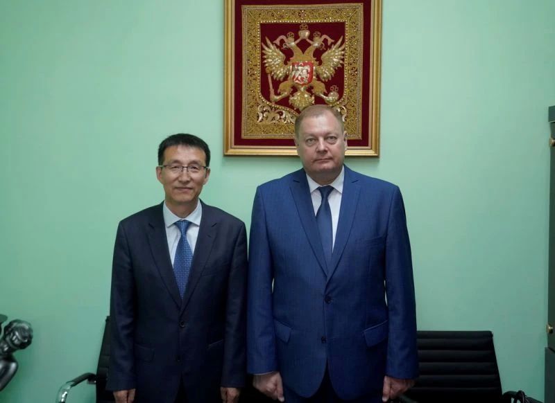 Глава УМВД Приморья провел рабочую встречу с Генконсулом КНР по вопросам сотрудничества в сфере безопасности Глава УМВД Приморья провел рабочую встречу с Генконсулом КНР по вопросам сотрудничества в сфере безопасности