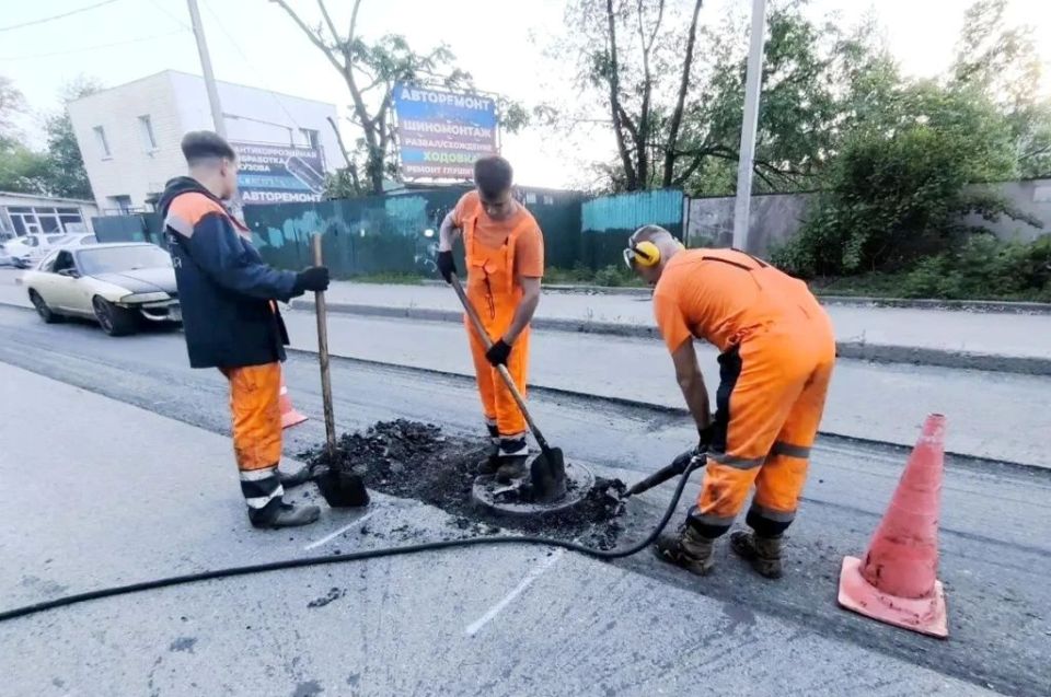На улице Шепеткова во Владивостоке дорожники уложили новый асфальт
