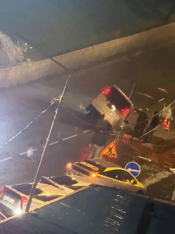 Во Владивостоке в районе Эгершельда водитель минивэна не заметил предупредительные знаки о дорожных работах и «уронил» свою Тойоту в яму Во Владивостоке в районе Эгершельда водитель минивэна не заметил предупредительные знаки о дорожных работах и «уронил» свою Тойоту в яму