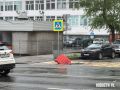 Теперь в яму на Пологой провалился пластиковый дорожный барьер