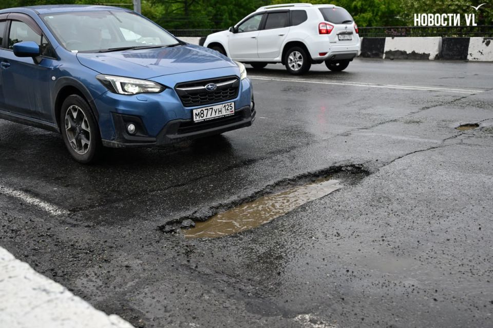 Проезжую часть на путепроводе Второй Речки обещают скоро отремонтировать Проезжую часть на путепроводе Второй Речки обещают скоро отремонтировать