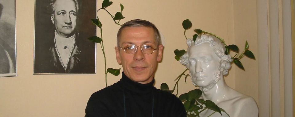 Уникальный человек и специалист - профессор, доктор филологических наук, многие годы работавший заведующим научно-организационным центром Всероссийского музея Пушкина в Санкт-Петербурге