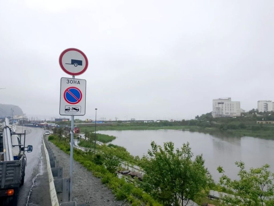 Вдоль озера и пляжа на Патрокле запретили парковаться